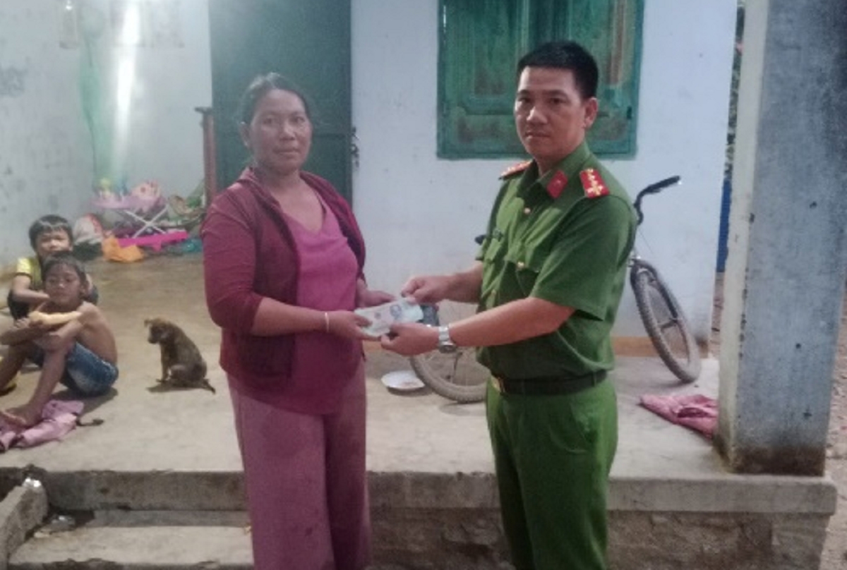 Nhờ công an, người phụ nữ nhận lại 17 triệu đồng vay mượn làm nhà
